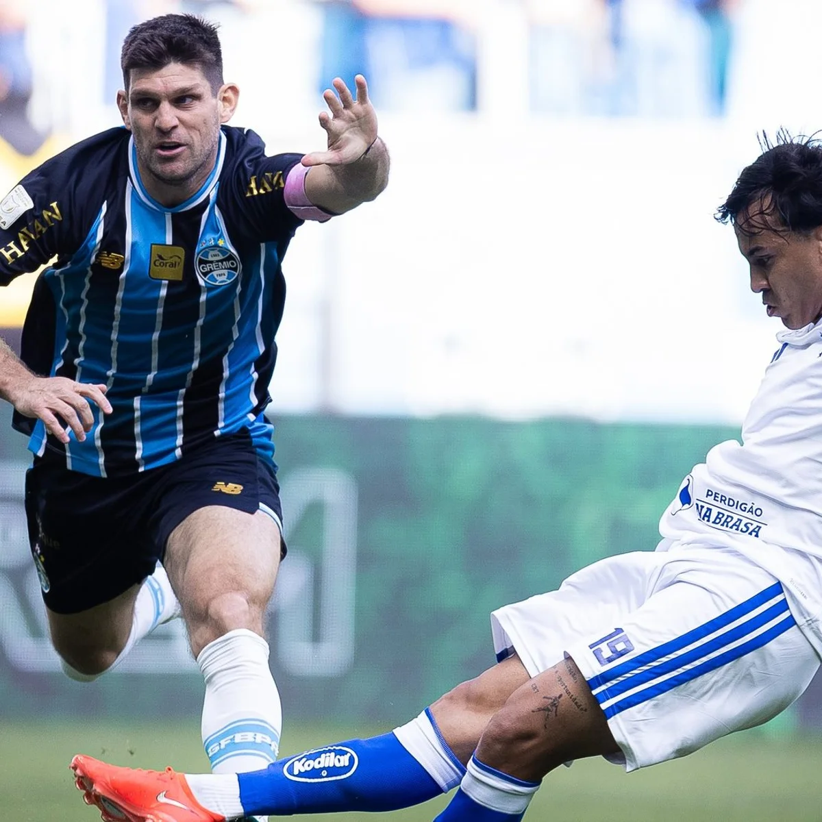 Kaio Jorge faz hat-trick, Cruzeiro vira contra o Grêmio e deixa rival no Z4