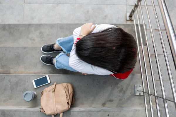 Estudantes britânicas pedem fim do uso de uniforme escolar na pornografia