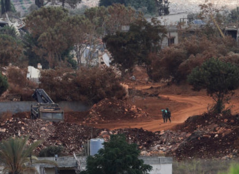 Drones, explosões e soldados em escavadeiras: cercados por israelenses na 'cidade modelo' do Líbano