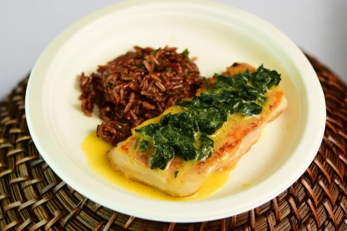 foto de prato com filé de peixe e arroz vermelho