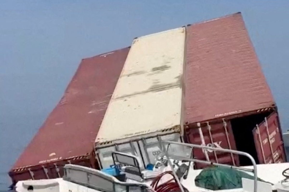 Imagens revelam grandes contêineres flutuando no Estreito de Ormuz após o Irã afundar dois navios em um dia de violência