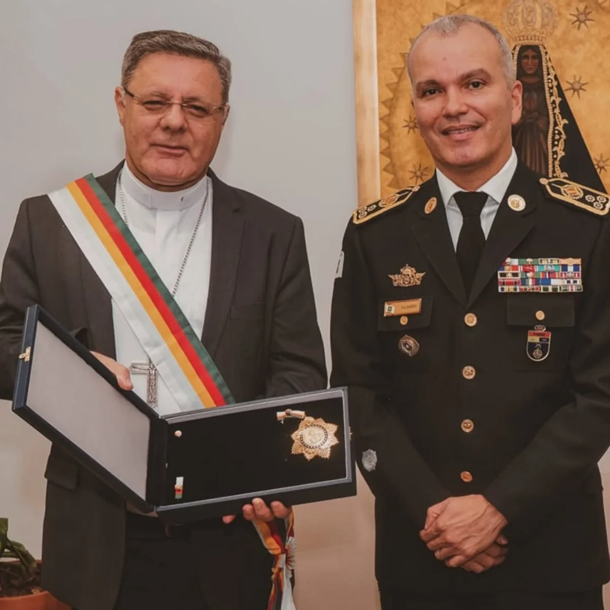 Arcebispo de Brasília é condecorado com grau mais alto de honraria da PMDF