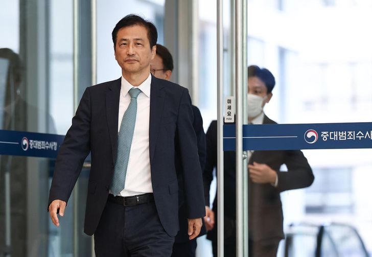 Special counsel Lee Tae-han arrives at the Serious Crime Investigation Agency in central Seoul, Friday. Yonhap