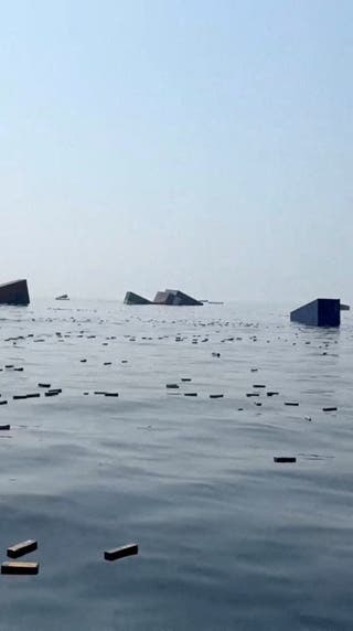 Imagens revelam grandes contêineres flutuando no Estreito de Ormuz após o Irã afundar dois navios em um dia de violência