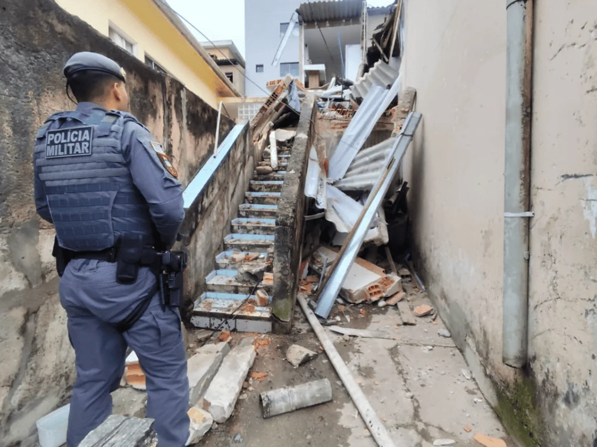Casa desaba em SP e bombeiros resgatam mulher debaixo de escombros