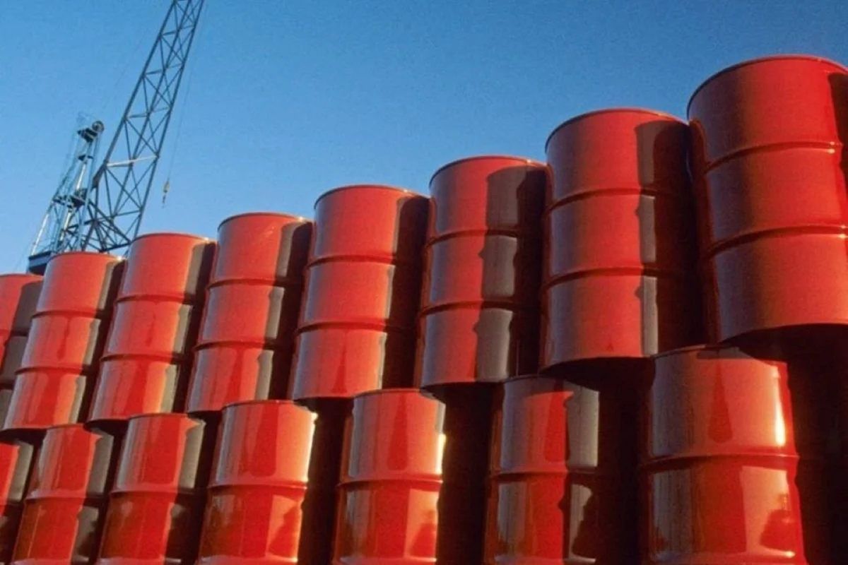 Petróleo volta a romper a casa dos US$ 100 após China suspender exportação