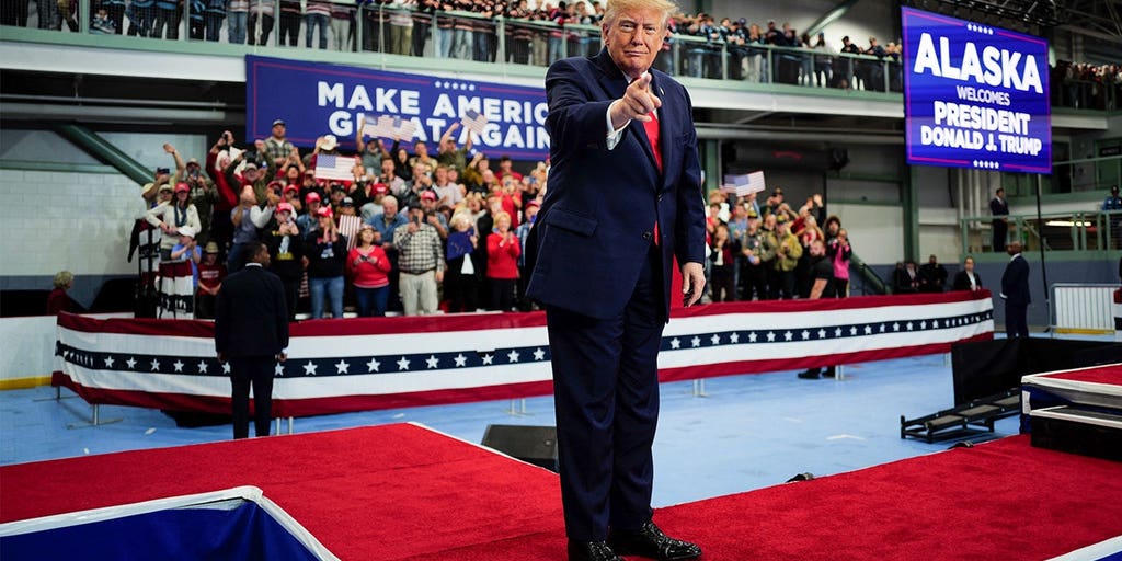 Trump assina indultos para mecânicos de diesel do Alasca no palco durante um comício elogiando grandes acordos energéticos