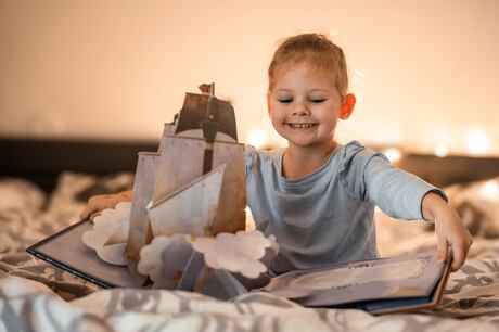 Livros que viram brinquedos aproximam crianças das histórias em meio ao excesso de telas