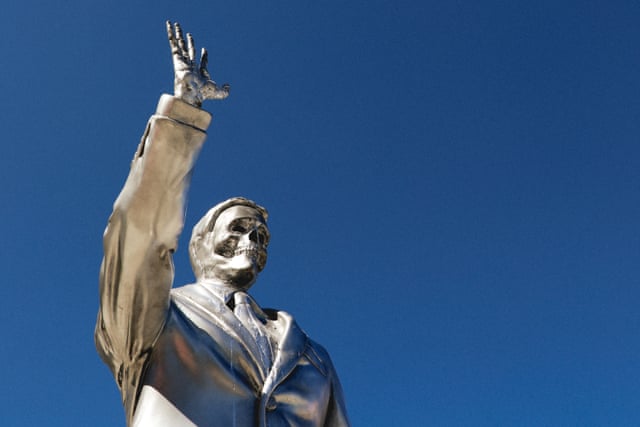 Manifestantes revelam estátua derretendo de Ron DeSantis para simbolizar sua inação diante da crise climática