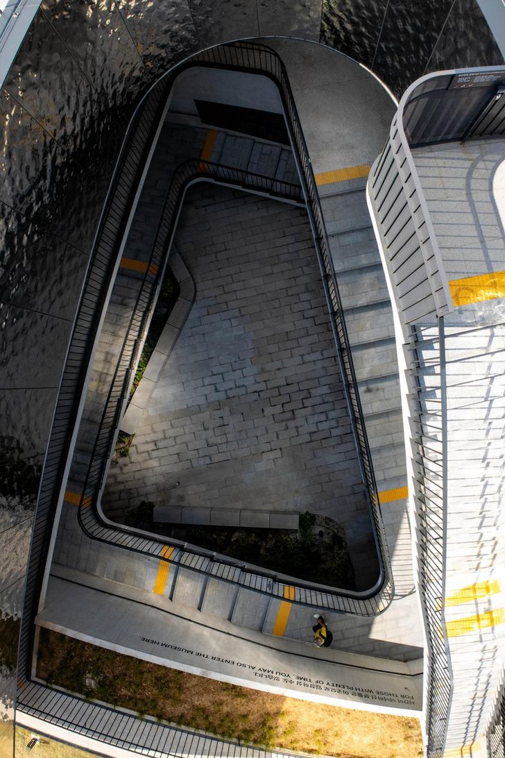 A vertical view of the staircase at theSeMA Seo-Seoul Museum of Art / Korea Times photo by Lee Han-ho