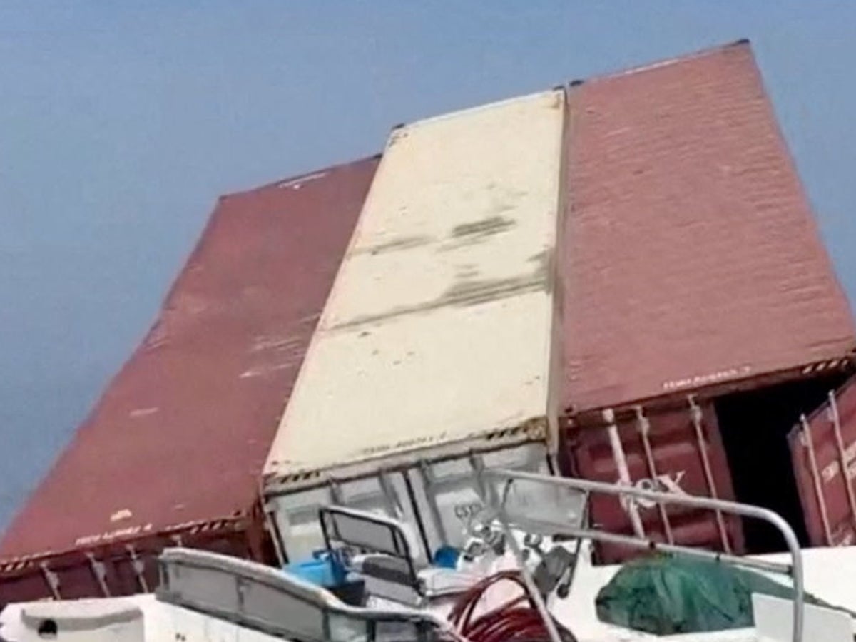 Imagens revelam grandes contêineres flutuando no Estreito de Ormuz após o Irã afundar dois navios em um dia de violência