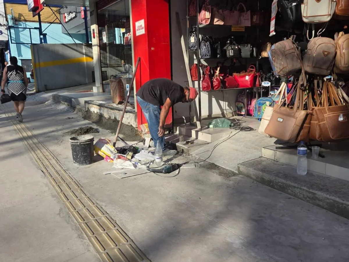 Obra da prefeitura em calçada gera crítica de comerciantes em Itaquera