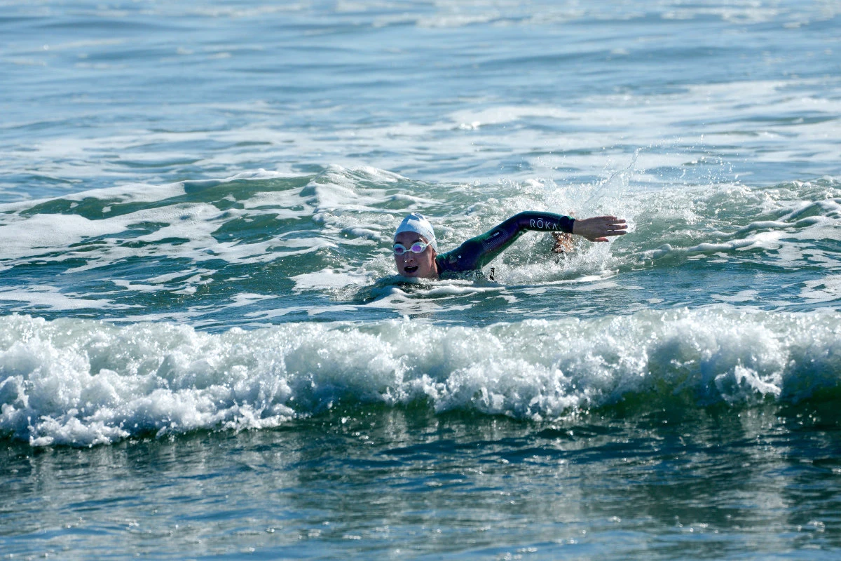 Atleta de resistência se torna a primeira pessoa a nadar toda a costa da Califórnia, com 900 milhas