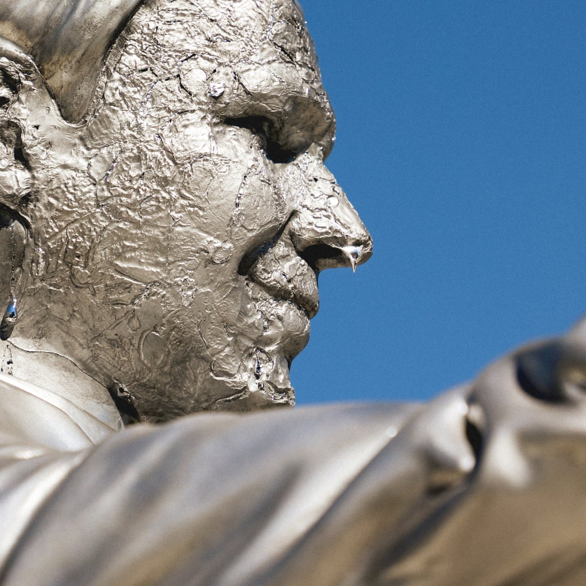 Manifestantes revelam estátua derretendo de Ron DeSantis para simbolizar sua inação diante da crise climática