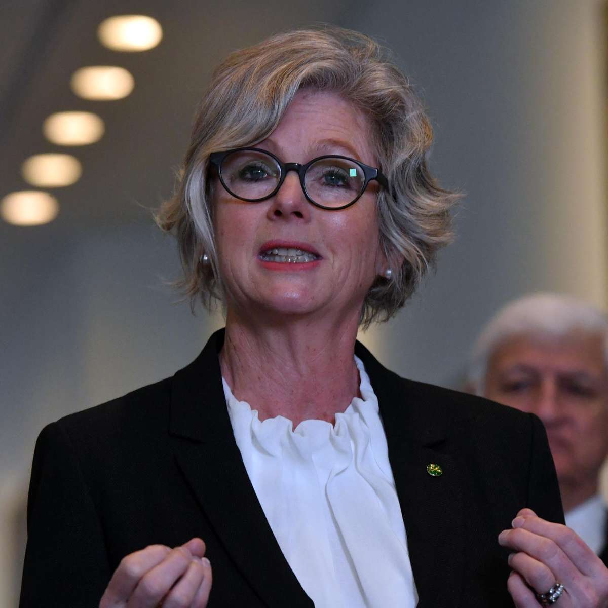Parlamentar australiana de 65 anos tem segunda perna amputada após ataque