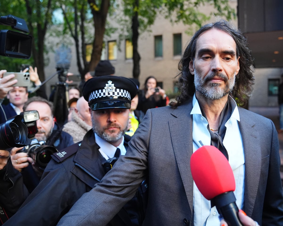 Russell Brand disseu à polícia que levou uma vida 'muito promíscua', ouve-se no julgamento