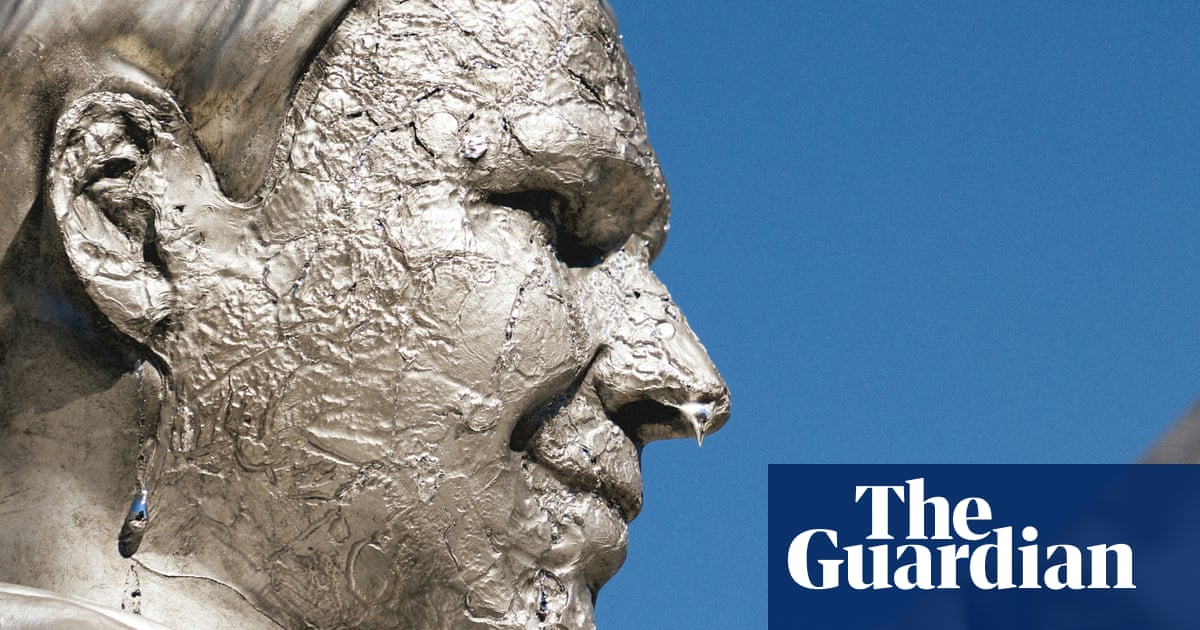 Manifestantes revelam estátua derretendo de Ron DeSantis para simbolizar sua inação diante da crise climática