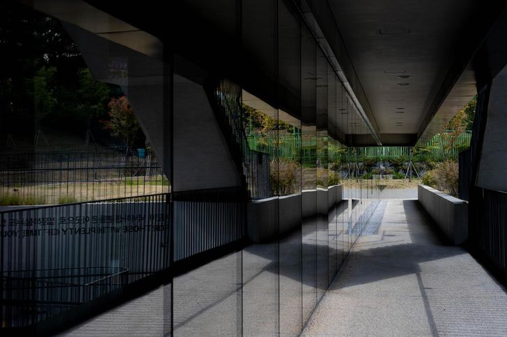 The exterior wall of the Seoul SeMA Seo-Seoul Museum of Art facing the pedestrian walkway is made of glass. Korea Times photo by Lee Han-ho