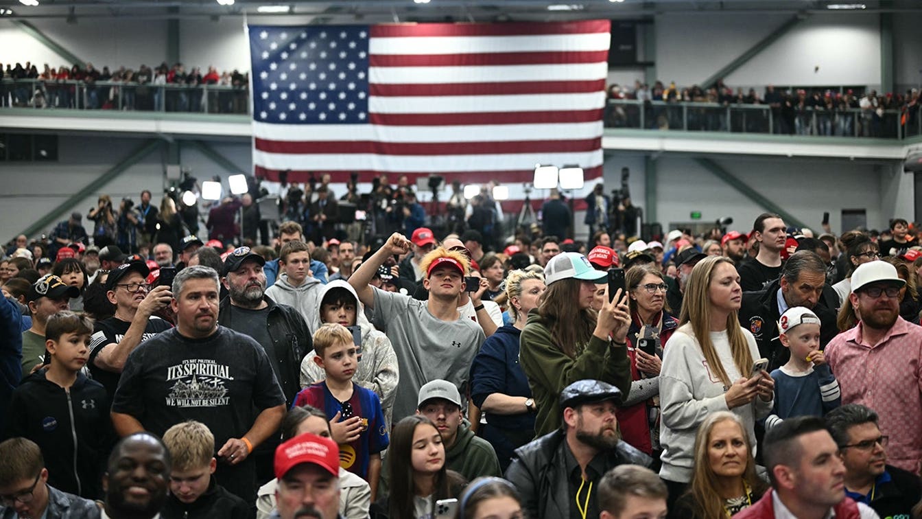 Trump assina indultos para mecânicos de diesel do Alasca no palco durante um comício elogiando grandes acordos energéticos