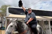Após perder 115 kg, Gordão da XJ realiza sonho de andar a cavalo