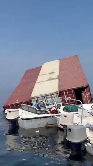 Imagens revelam grandes contêineres flutuando no Estreito de Ormuz após o Irã afundar dois navios em um dia de violência