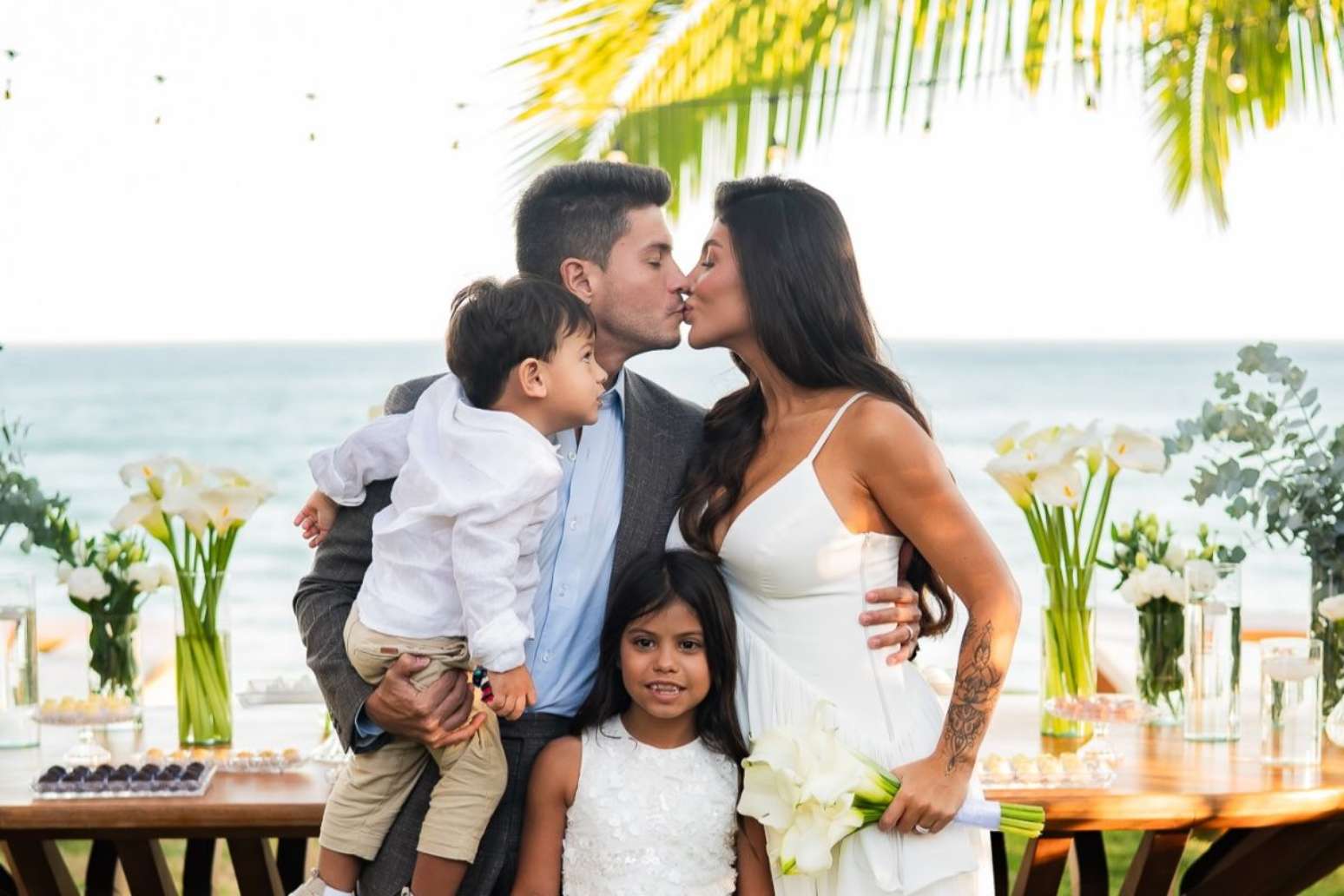 Arthur Aguiar celebra casamento ao lado de Jheny e dos filhos Sophia e Gabriel