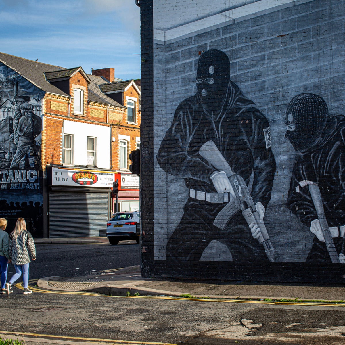 Os governos britânico e irlandês 'devem negociar o desmantelamento de grupos paramilitares na Irlanda do Norte'