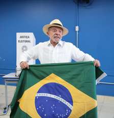 Lula posou com bandeira do Brasil após votar no último domingo, 4 Foto: WERTHER SANTANA/ESTADÃO CONTEÚDO/ESTADÃO CONTEÚDO