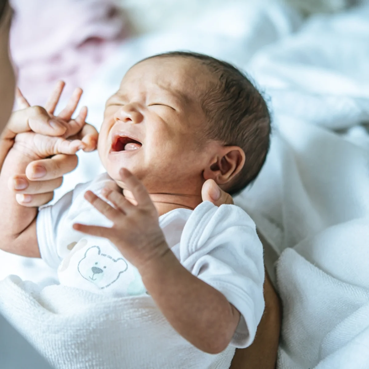 Não consegue acalmar o choro do bebê? Médica ensina técnica com 5 passos
