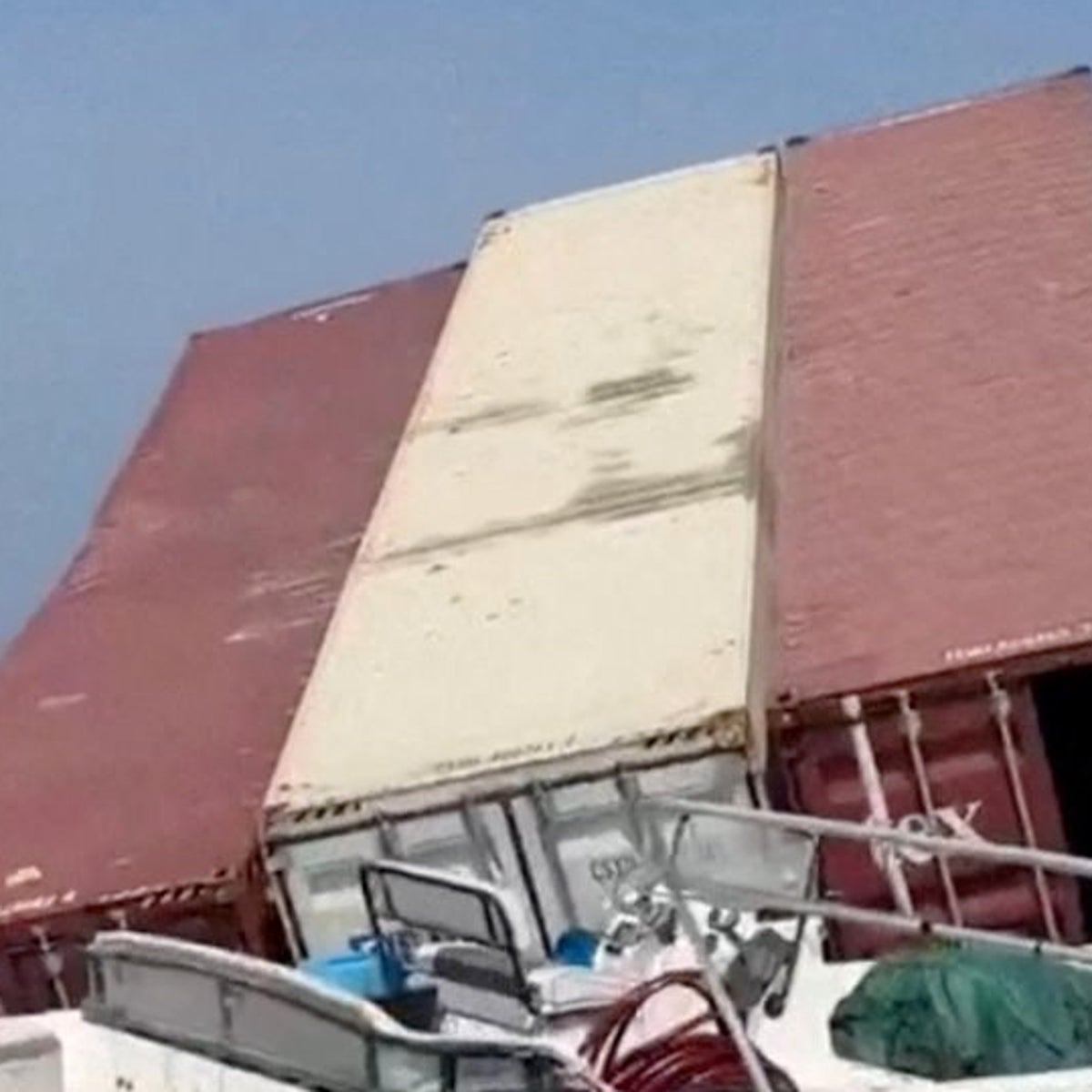 Imagens revelam grandes contêineres flutuando no Estreito de Ormuz após o Irã afundar dois navios em um dia de violência