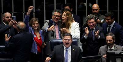 Davi Alcolumbre, rodeado por parlamentares, ao anunciar aprova&ccedil;&atilde;o do fim da escala 6x1 Foto: REUTERS/Adriano Machado / BBC News Brasil