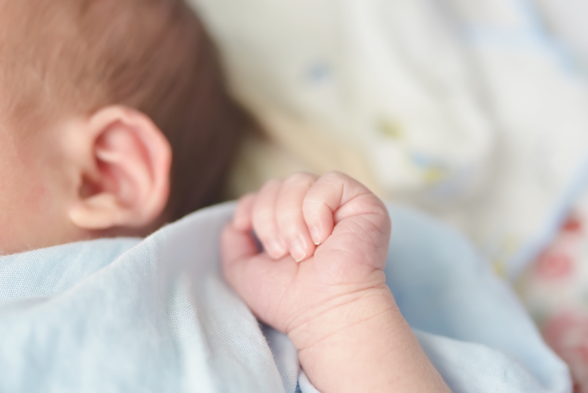 Não consegue acalmar o choro do bebê? Médica ensina técnica com 5 passos