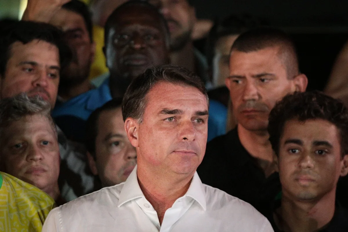 Flávio Bolsonaro descumpre prazo e não entrega passaportes à PF