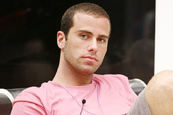Quem é o ex-BBB flagrado traindo a esposa com Giullia Falcão - destaque galeria