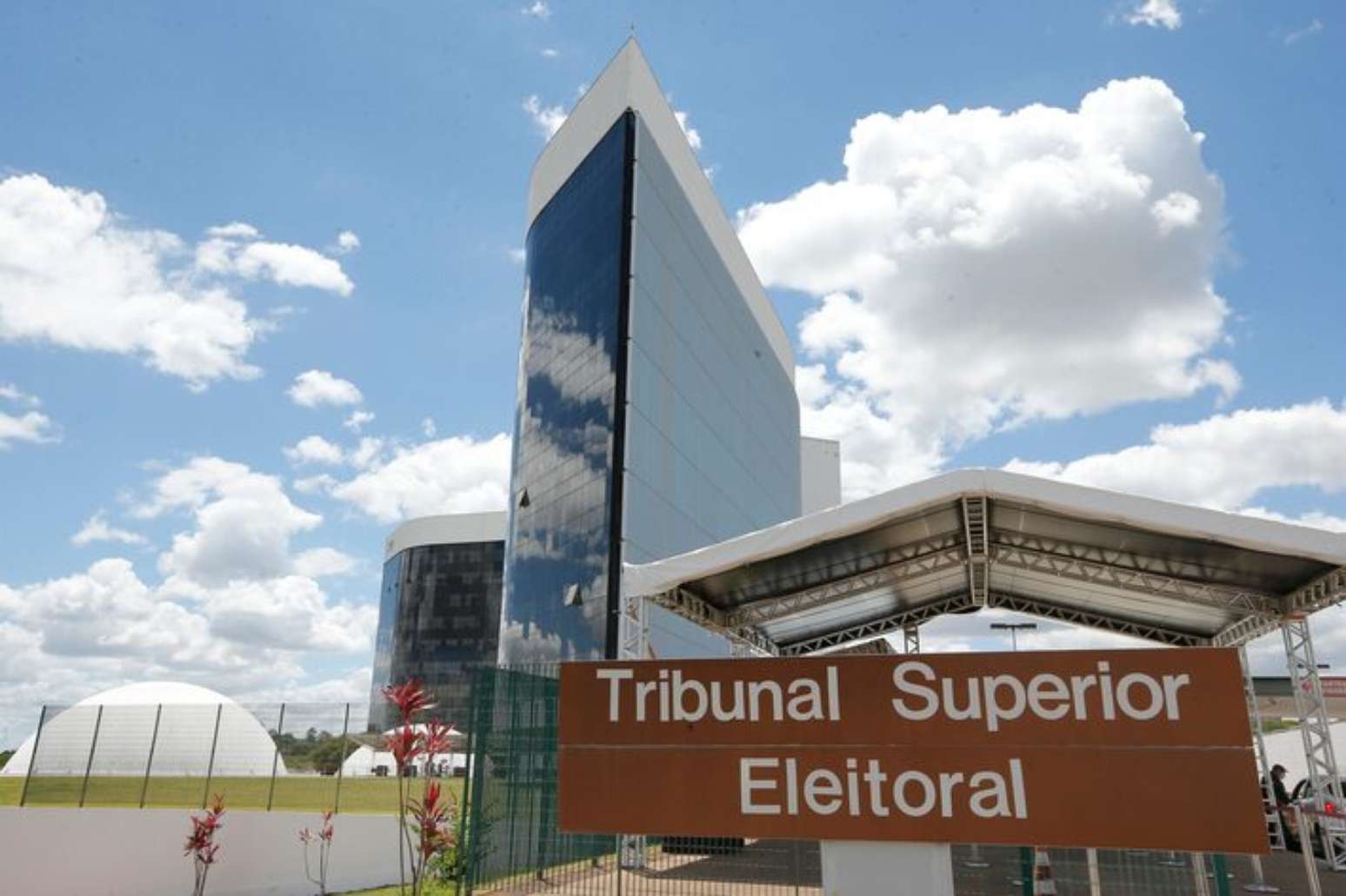 O plen&aacute;rio virtual do TSE julga processo sobre fake news atribu&iacute;da a Fl&aacute;vio Bolsonaro