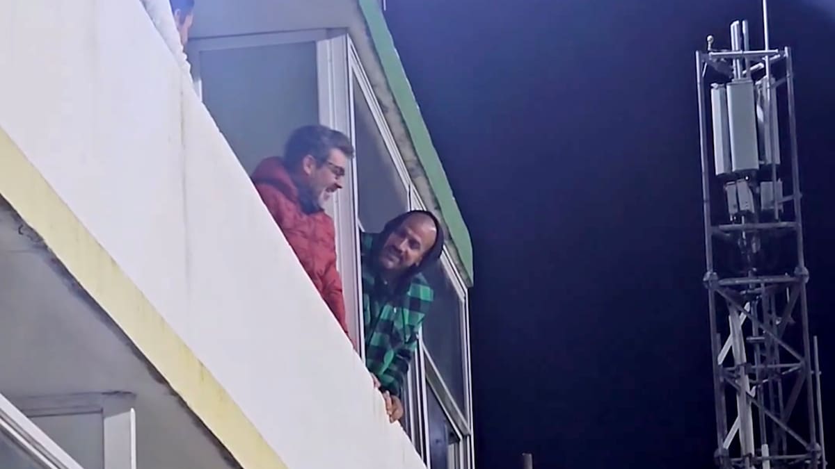 Juan Sebastián Verón en un palco de la cancha de Defensa y Justicia; el presidente de Estudiantes fue informado por el árbitro Darío Herrera tras la derrota del Pincha en la final de la Supercopa Internacional