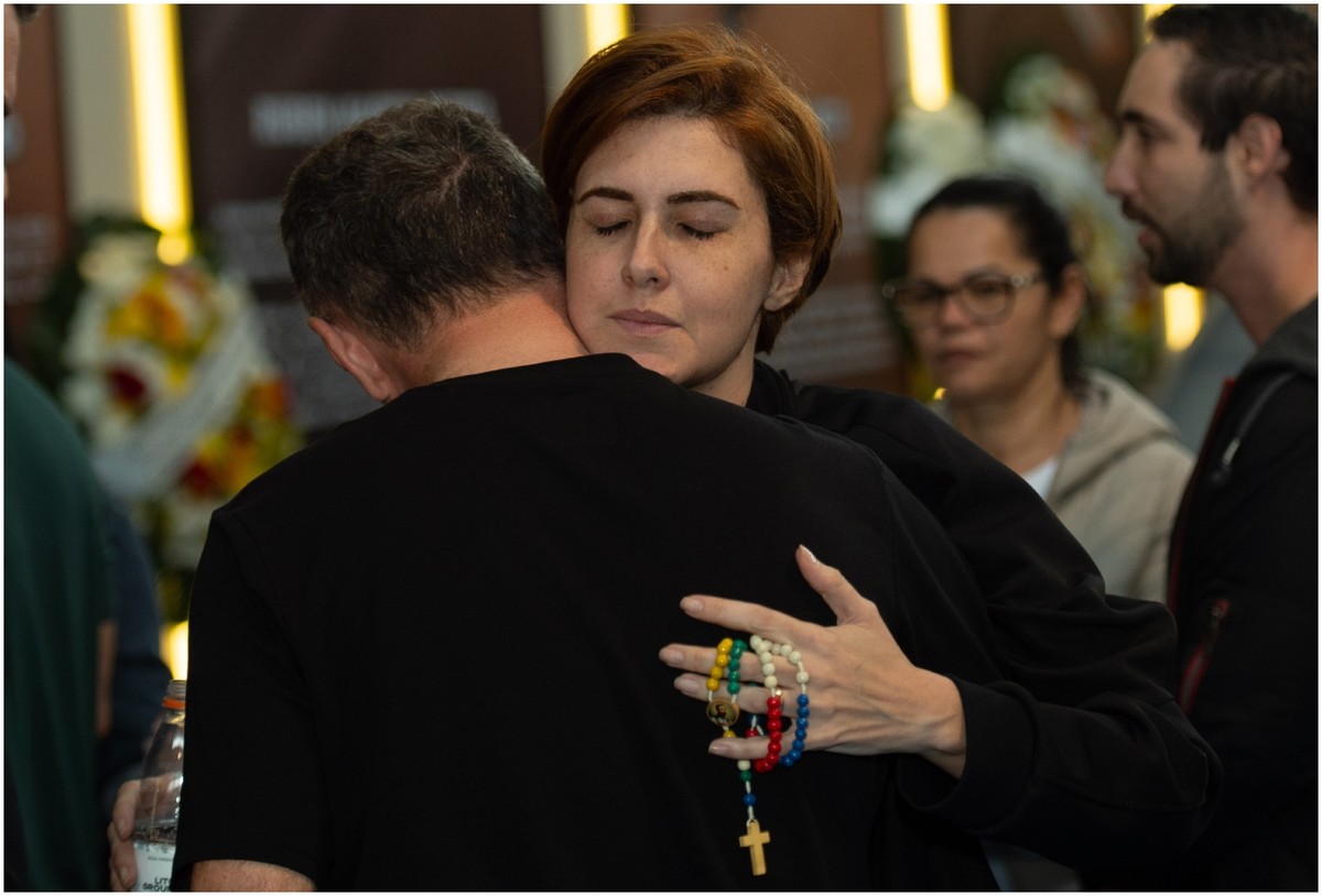 Corpo de Lito Sousa é velado em São Paulo; familiares e fãs se despedem