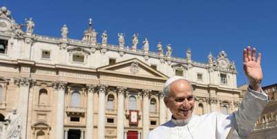 Papa acena para público em Roma Foto: Reprodução | Vatican News