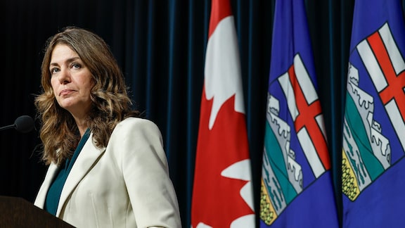 Danielle Smith traça uma linha na areia para os membros do UCP após o referendo na Alberta