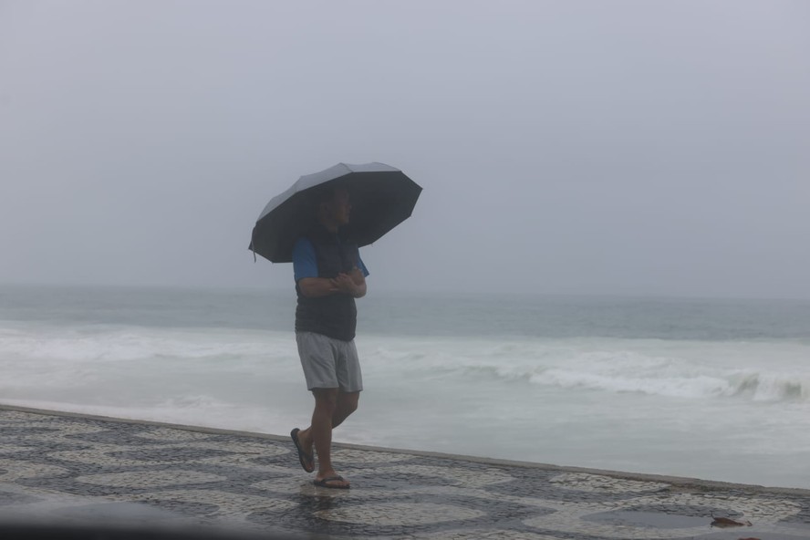 Ciclone se forma no oceano, organiza frente fria e leva chuva generalizada para Rio, SP e MG; Sul terá granizo e frio 'congelante'