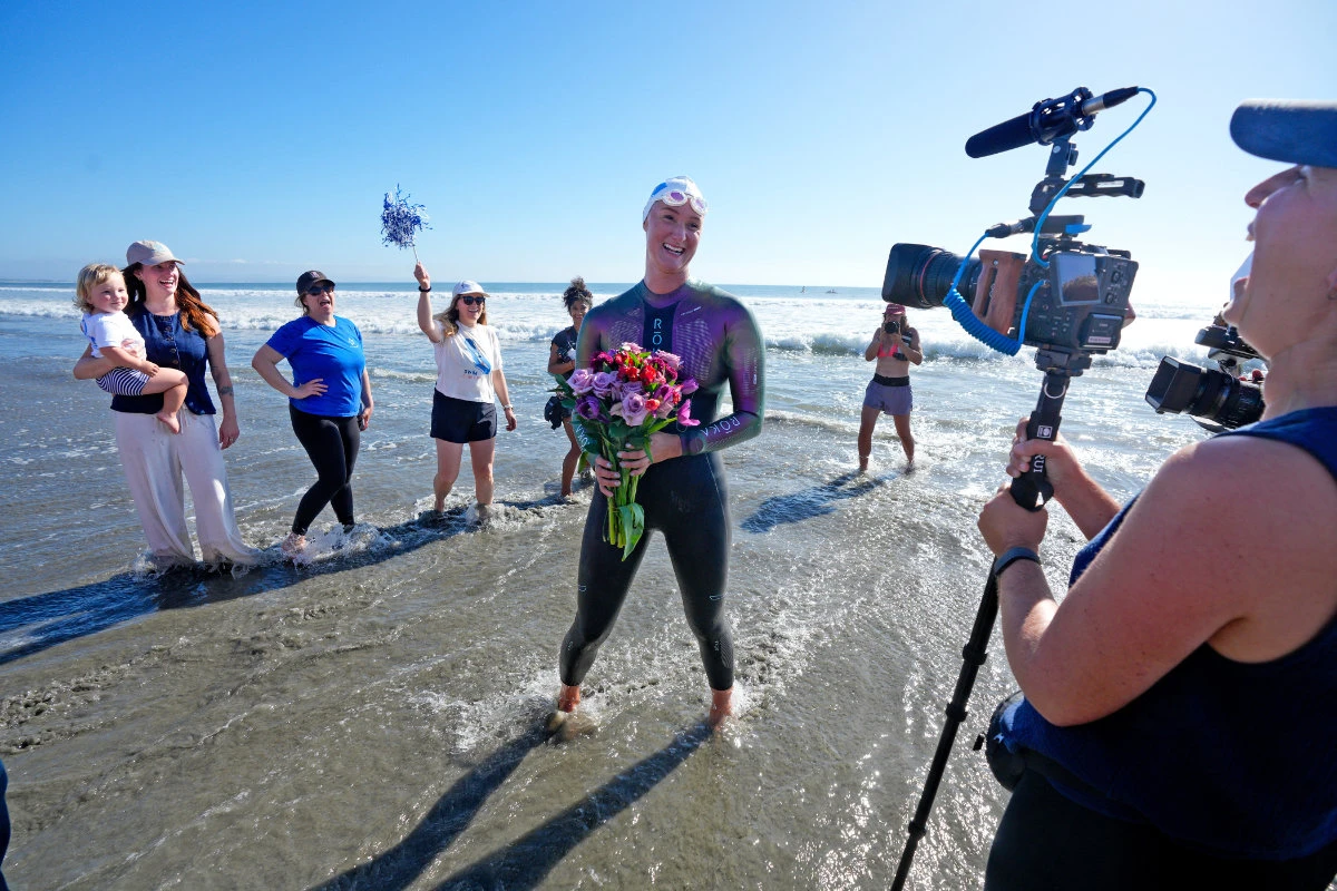 Atleta de resistência se torna a primeira pessoa a nadar toda a costa da Califórnia, com 900 milhas