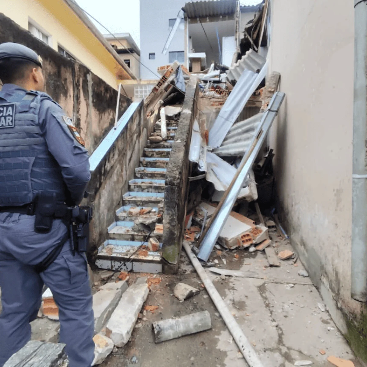 Casa desaba em SP e bombeiros resgatam mulher debaixo de escombros