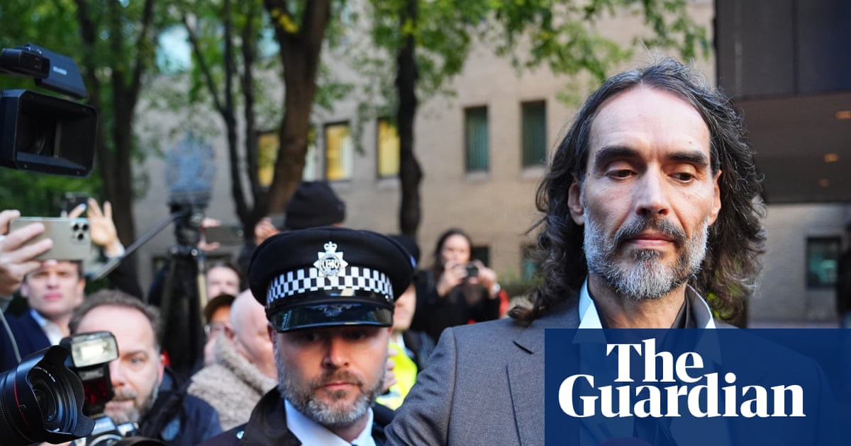 Russell Brand disseu à polícia que levou uma vida 'muito promíscua', ouve-se no julgamento