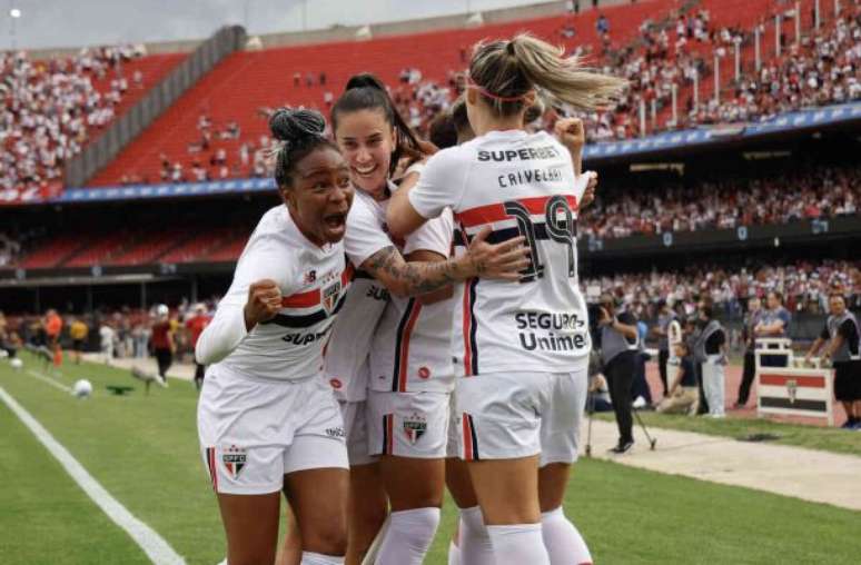 São Paulo bate o Corinthians, faz história e conquista título inédito no Brasileirão Feminino