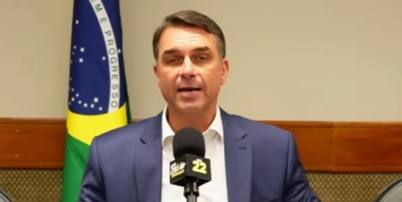 Flávio Bolsonaro (PL-RJ) durante live aberta nas redes sociais após cancelamento do debate da Globo Foto: Reprodução / YouTube