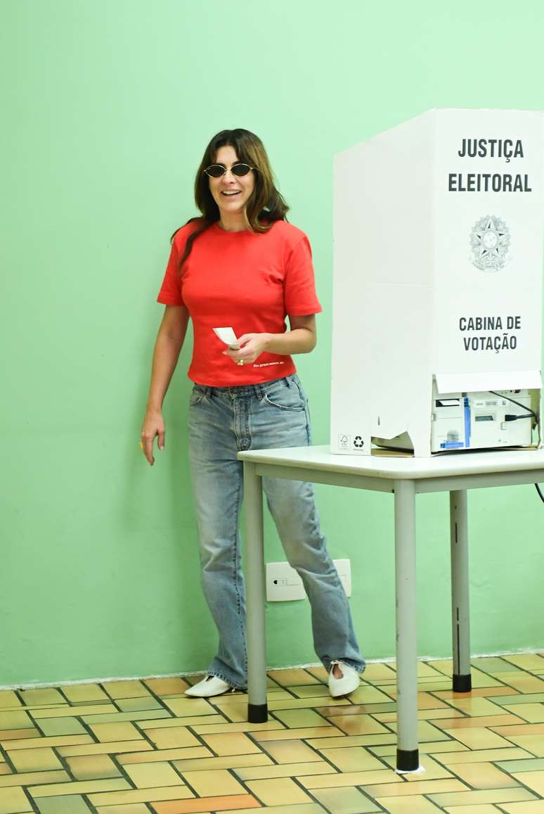 Leandra Leal, Alinne Moraes e mais famosos vão às urnas para votar; veja fotos