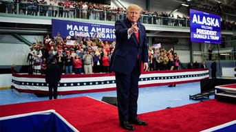 Trump assina indultos para mecânicos de diesel do Alasca no palco durante um comício elogiando grandes acordos energéticos