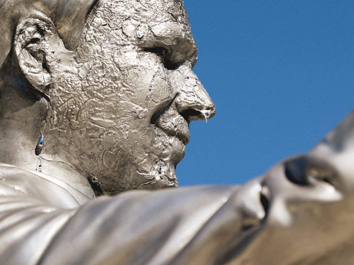 Manifestantes revelam estátua derretendo de Ron DeSantis para simbolizar sua inação diante da crise climática