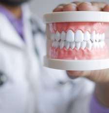 Aprenda a limpar a sua prótese dentária de forma segura. Descubra os produtos recomendados, o que evitar e como prolongar a durabilidade Foto: Canva Equipes/Towfiqu barbhuiya de Pexels / Bons Fluidos