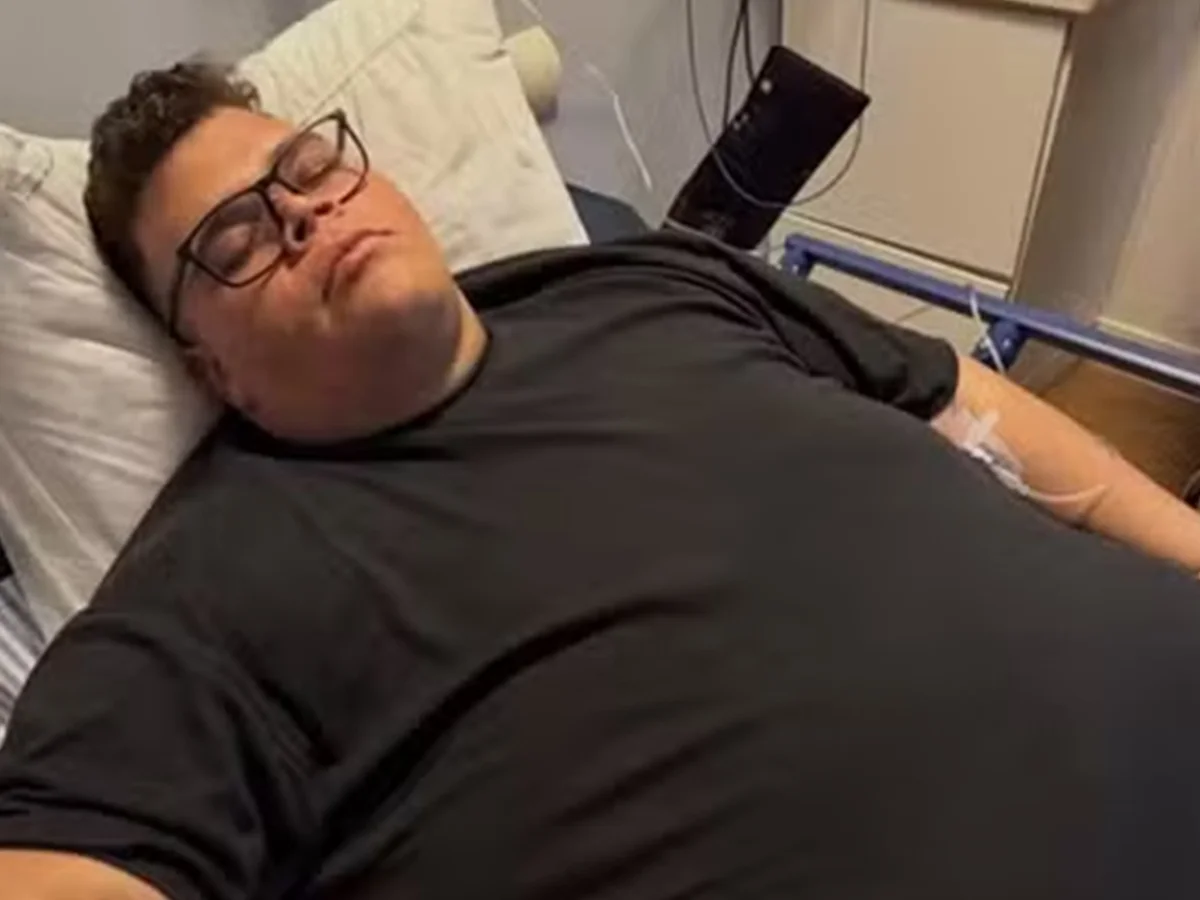 Gordão da XJ é hospitalizado às pressas após urinar sangue